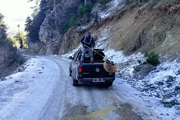 Alanya’nın kırsal bölgelerinde yol bakım ve tuzlama çalışması yapıldı
