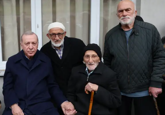 Cumhurbaşkanı Erdoğan, Rize'de komşularının bayramını tebrik etti