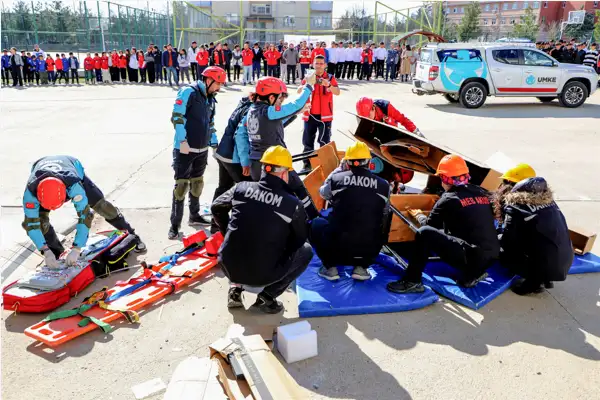 Diyarbakır Büyükşehir Belediyesi'nden öğrencilere yönelik afet tatbikatı 