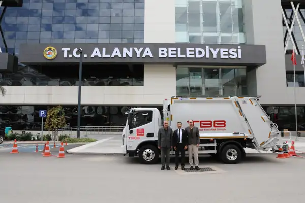Yeni çöp kamyonu, Alanya Belediyesi'nin araç filosuna katıldı