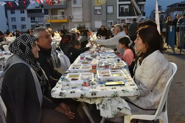 Kepez'de iftar sofraları vatandaşları buluşturmaya devam ediyor