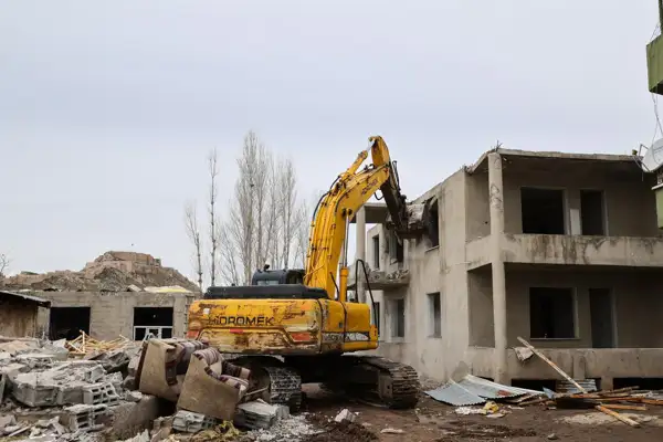 Hatuniye Caddesi ikinci etapta yıkım çalışmaları devam ediyor