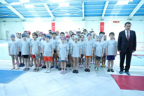 Osmangazi’de 23 Nisan’a özel yüzme şenliği düzenlendi
