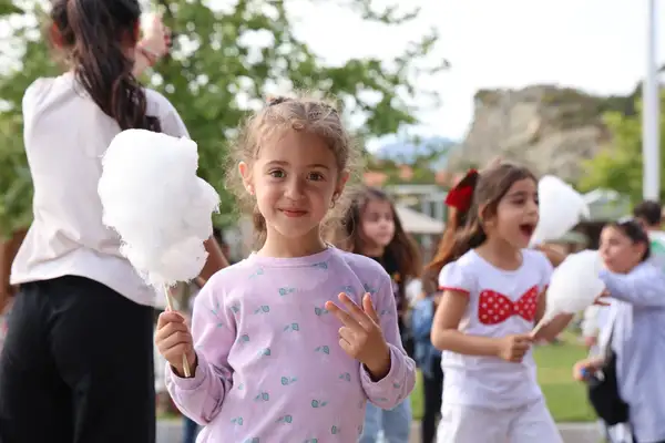 Marmaris’te 23 Nisan etkinlikleri kapsamında uçurtma şenliği düzenlendi