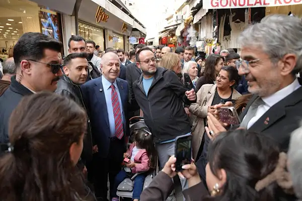 Özdağ, Kemeraltı’nda vatandaşlarla bir araya geldi