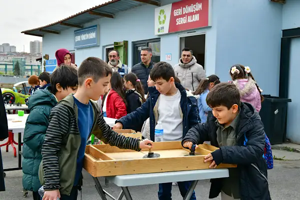 Esenyurt’ta öğrenciler geri dönüşüm sürecini yerinde inceledi