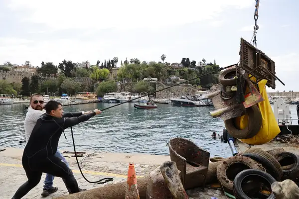 Antalya’da Yat Limanı’nda deniz dibi temizliği yapıldı