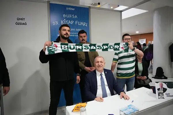 Özdağ, Tüyap Bursa 23. Kitap Fuarı'nda vatandaşlarla bir araya geldi