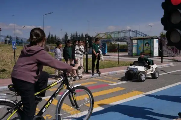 Düzce’de çocuklar trafik kurallarını uygulamalı öğrendiler