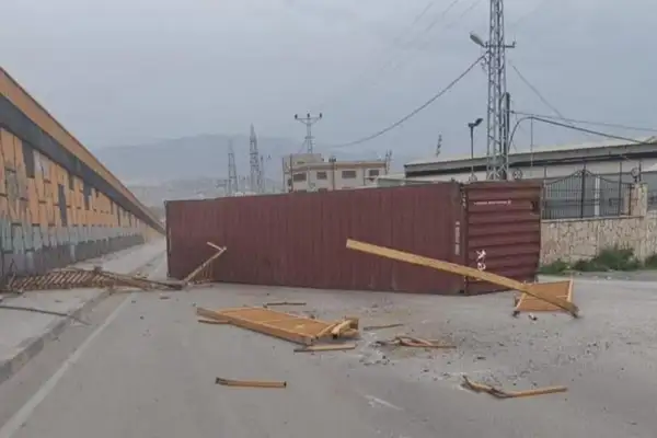 İskenderun’da fırtınada konteyner köprüden düştü