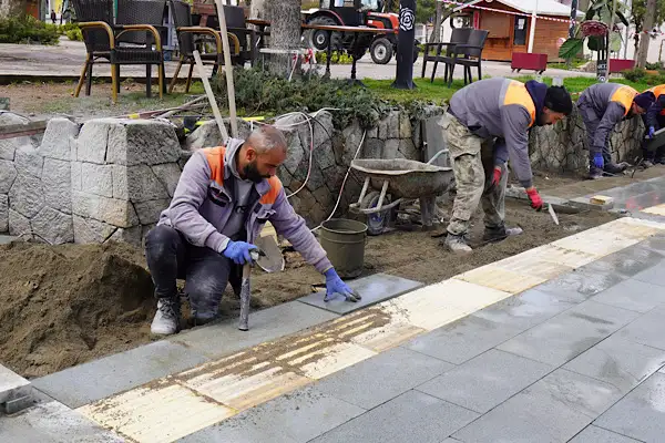 Atatürk Parkı altındaki kaldırımda yenileme çalışmaları sürüyor