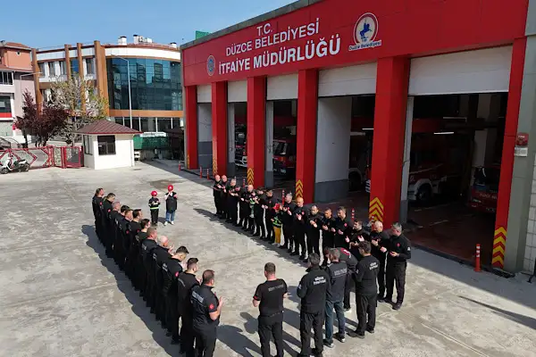 Düzce’de çocukların itfaiyeci olma hayali 23 Nisan’da gerçekleşti