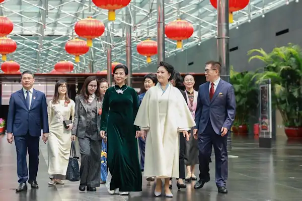 Peng Liyuan, Ngo Phuong Ly ile birlikte tiyatroyu gezdi