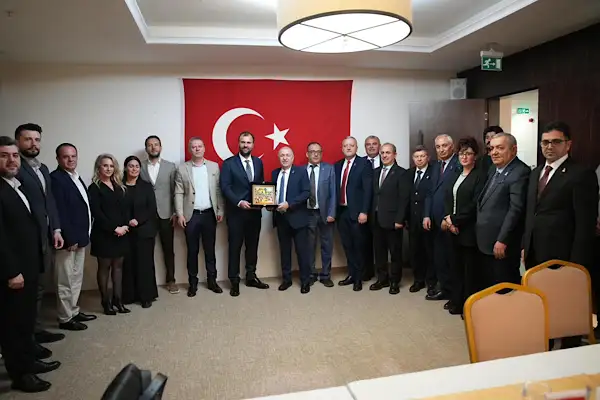 Özdağ Bursa’da Arnavut İş İnsanları Derneği’ni ziyaret etti