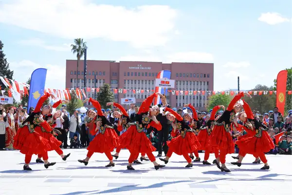 Samsun’da Türk Dünyası Çocuk Festivali kortejle başladı
