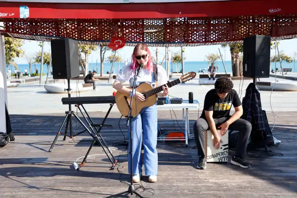 Erasmuslu gençlerden mini konser 