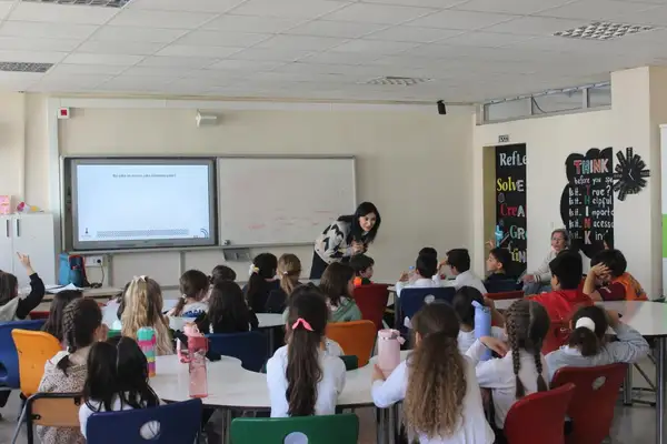 İzmir'de akran zorbalığına karşı nezaket eğitimi verildi