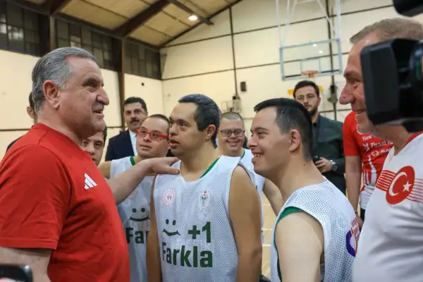 Bakan Bak, özel sporcularla basketbol maçı yaptı loading=