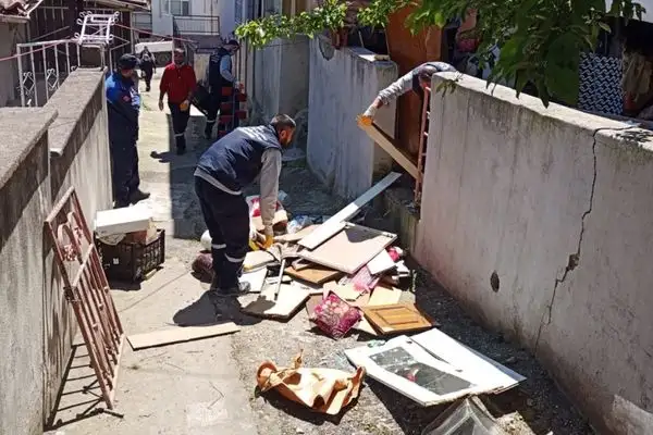 İzmit’te çöp ev belediye ekiplerince temizlendi