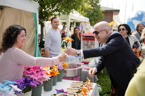 Özdağ, Adana Portakal Çiçeği Festivali kapsamında stantları ziyaret etti
