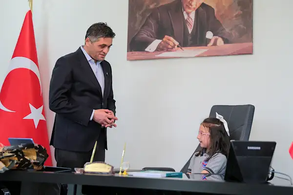 Aliağa'da 23 Nisan dolayısıyla Başkan Acar Koltuğunu devretti