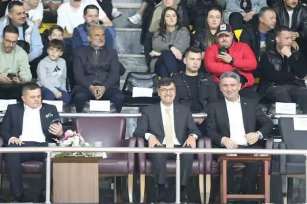 Başkan Kahveci, maçı tribünden izledi