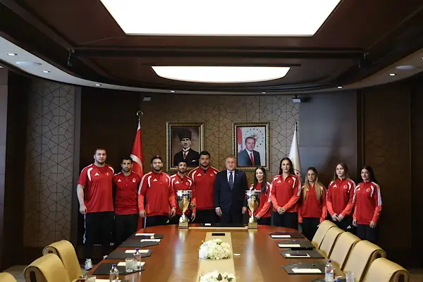 Bakan Bak: Tüm imkanlarımızla sporcularımızın yanındayız