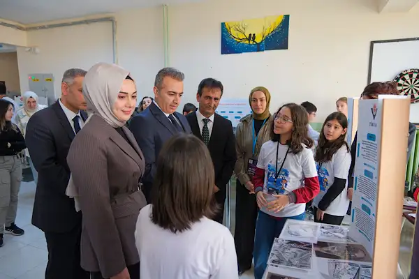 Vali Çiçek, TÜBİTAK 4006 Bilim Fuarı’nı ziyaret etti