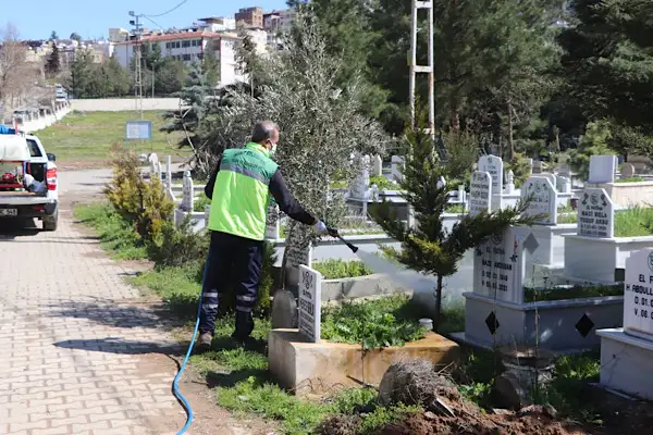 Siirt’te mezarlıklarda bahar temizliği çalışmaları başlatıldı