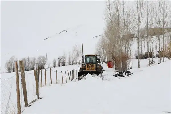 Van’da Nisan ayında karla mücadele çalışmaları sürüyor