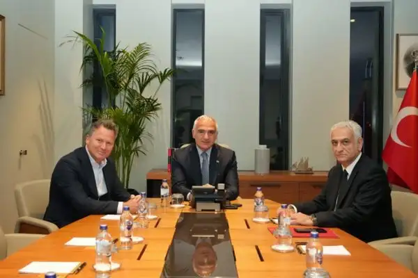 Bakan Ersoy Jet2 ve Dertour Group yöneticileriyle bir araya geldi