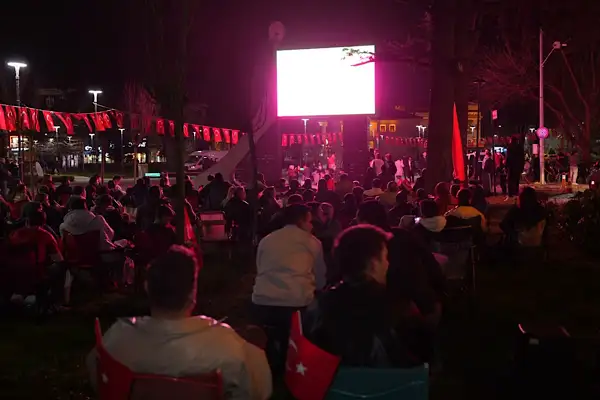 Düzce’de A Milli Takım Maçı dev ekranda izletildi
