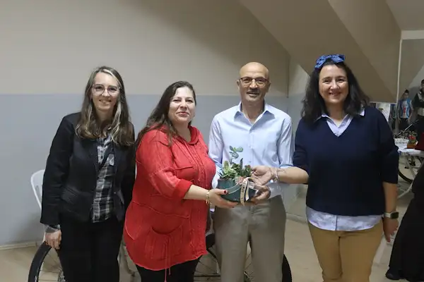 İzmit Belediyesi Bisiklet Eğitmeni Bozdemir’e 50. yıl plaketi