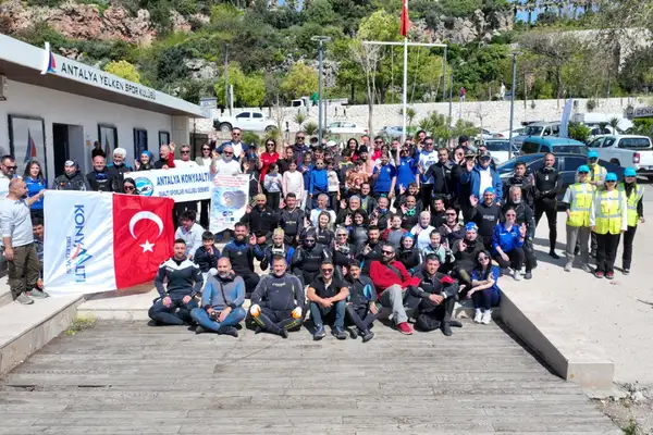 Konyaaltı Sahili’nde deniz dibi ve kıyı temizliği yapıldı