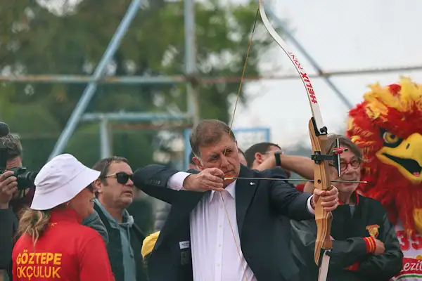 Başkan Tugay, İnciraltı’ndaki 23 Nisan Çocuk Şenliği’ne katıldı