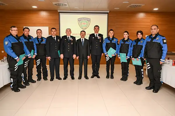 Vali Aktaş’tan başarılı polis memurlarına başarı belgesi