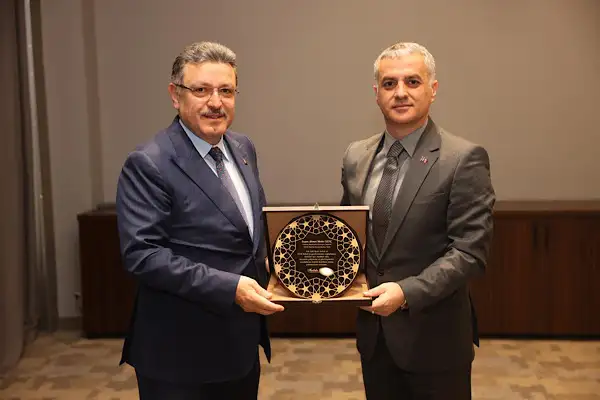 Başkan Genç’e teşekkür plaketi takdim edildi