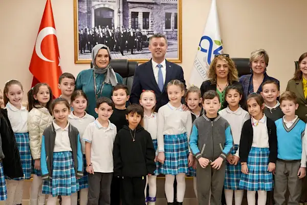 Çocuklar Başkan Sarıkurt’u makamında ziyaret etti