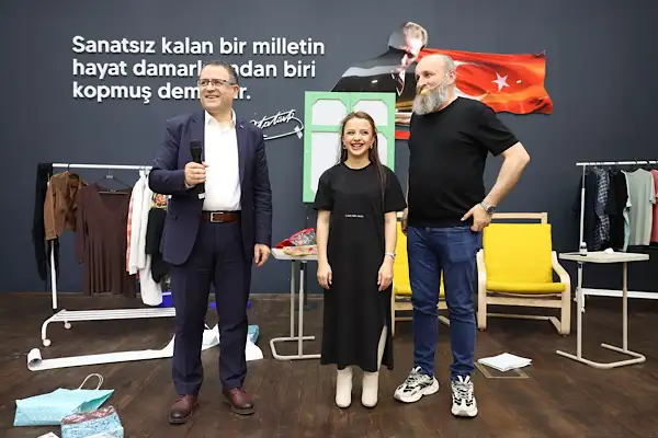 Derince’de “Hangisi Gerçek?” adlı komedi oyunu sahnelendi