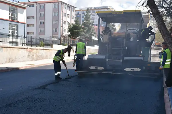 Siirt’te hava şartlarının iyileşmesiyle beraber asfalt çalışmaları sürüyor