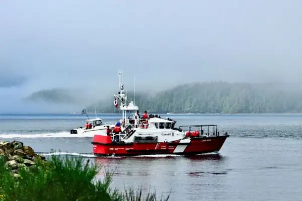 Keçiburnu açıklarında sürüklenen tekne kurtarıldı
