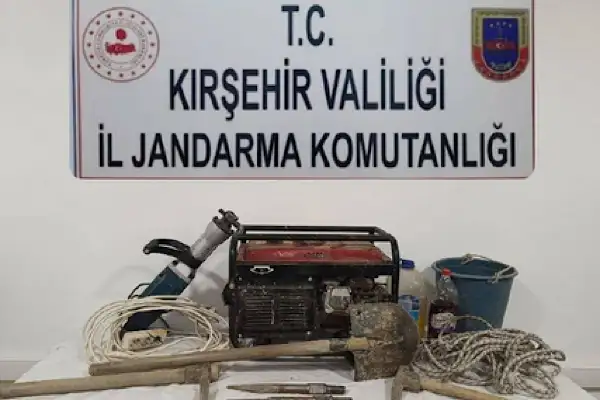 Kırşehir’de kaçak kazı yapan 4 şahıs suçüstü yakalandı