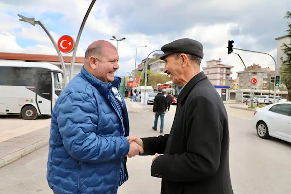 Başkan Çiçek, pazar mesaisinde vatandaşlarla bir araya geldi