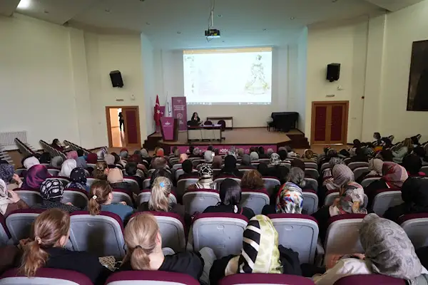 Maltepe’de kadınlara moda tasarımı eğitimi verildi