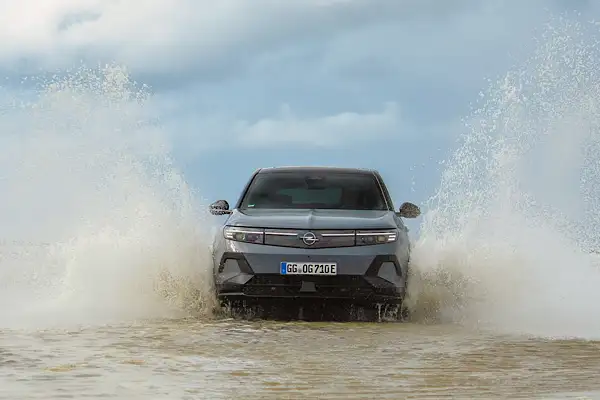 Yeni Opel Grandland Elektrik AWD Türkiye’de satışa sunuldu