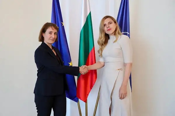 Petrova, Bulgaristan'daki Fransa Büyükelçisi Dumoulin ile görüştü