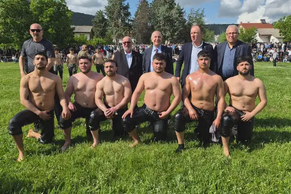 İzmit Belediyesporlu Pehlivanlar Balkanlar’da kürsüye çıktı