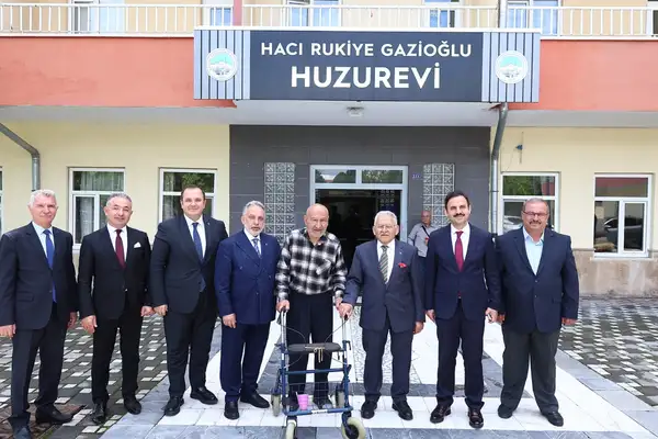 Huzurevinde bayram sevinci: Gençlerden yaşlılara ziyaret