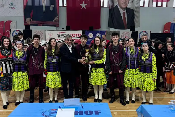 Trabzon Büyükşehir Belediyesi Halk Oyunları ekibi bölge şampiyonu oldu
