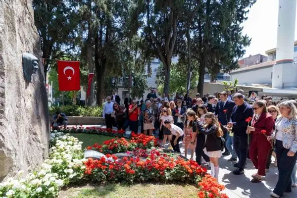Başkan Tugay’dan Zübeyde Hanım’ın anıt mezarında Anneler Günü mesajı